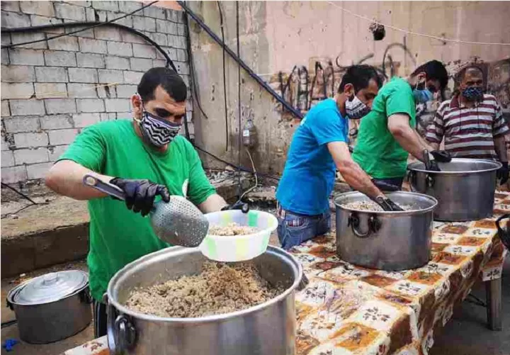 Tampak kesibukan salah satu Dapur Amal di bulan Ramadhan, di mana para donatur dan organisasi menyumbangkan lebih banyak makanan untuk keluarga. Foto: alfadael.org