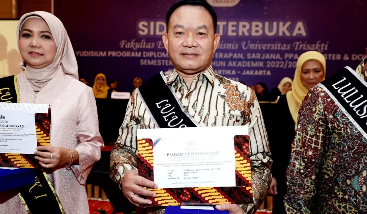 KSAD Jenderal TNI Dudung Abdurachman mendapatkan predikat lulusan terbaik Program Doktor Fakultas Ekonomi dan Bisnis (FEB) Universitas Trisakti. Foto: Dispenad