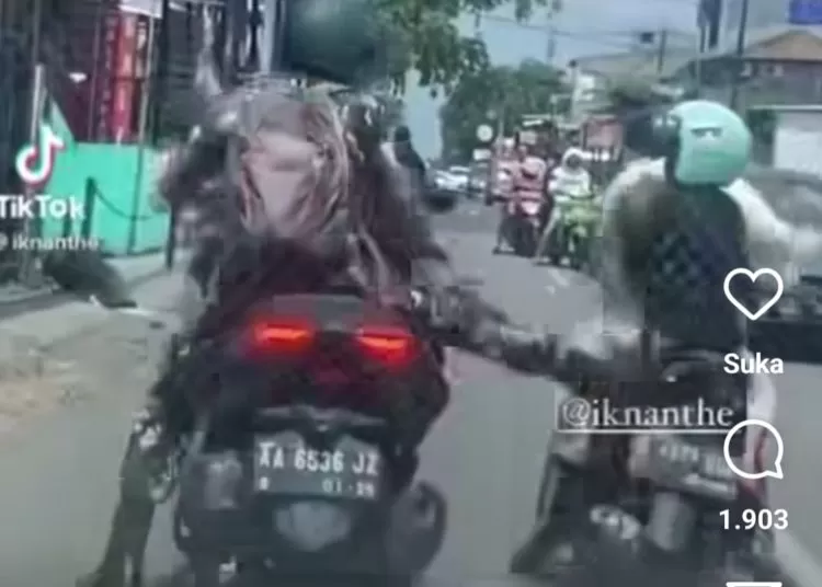 Berdasarkan keterangan TNI Angkatan Udara di akun resmi Twitter resminya, yakni @_TNIAU, identitas oknum TNI penendang motor ibu dan anak ini adalah Praka ANG. Foto: Ist