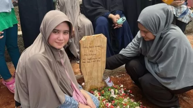 Ayah Tissa Biani meninggal dunia. (Instagram/tissabiani)