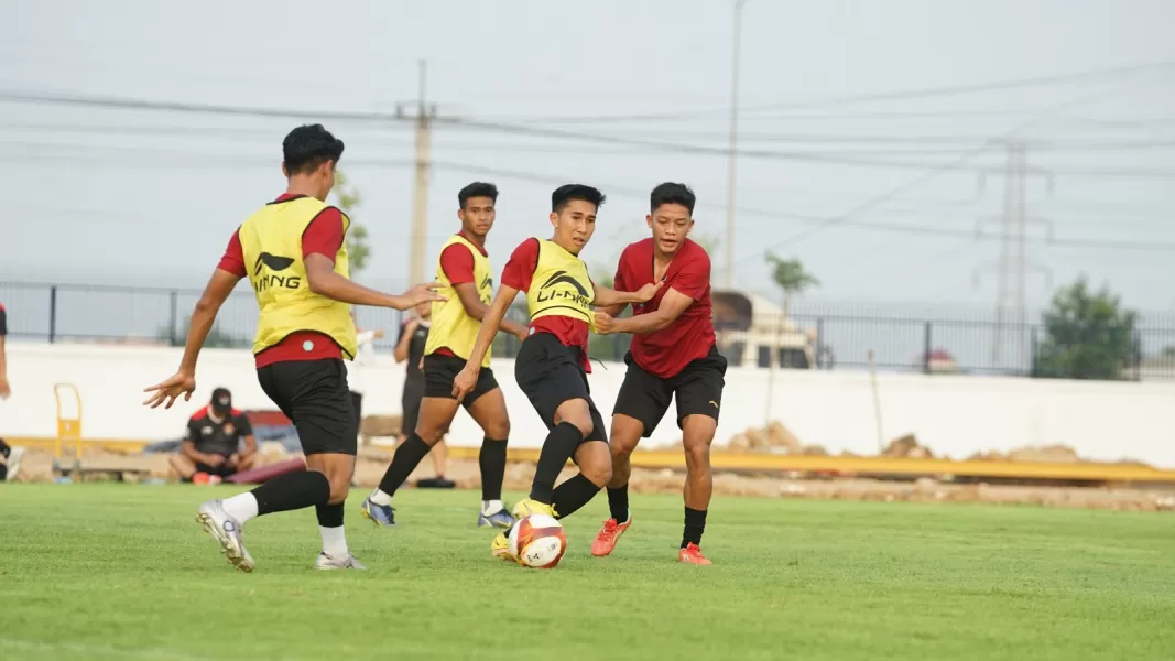 Pemain Timnas Indonesia U-22 saat melakukan pemanasan jelang laga melawan Filipina hari ini. Foto: PSSI