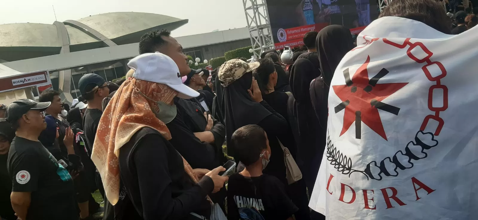 Aktivis berkumpul di gedung DPR RI untuk mengingatkan kembali bahwa reformasi belum tuntas.