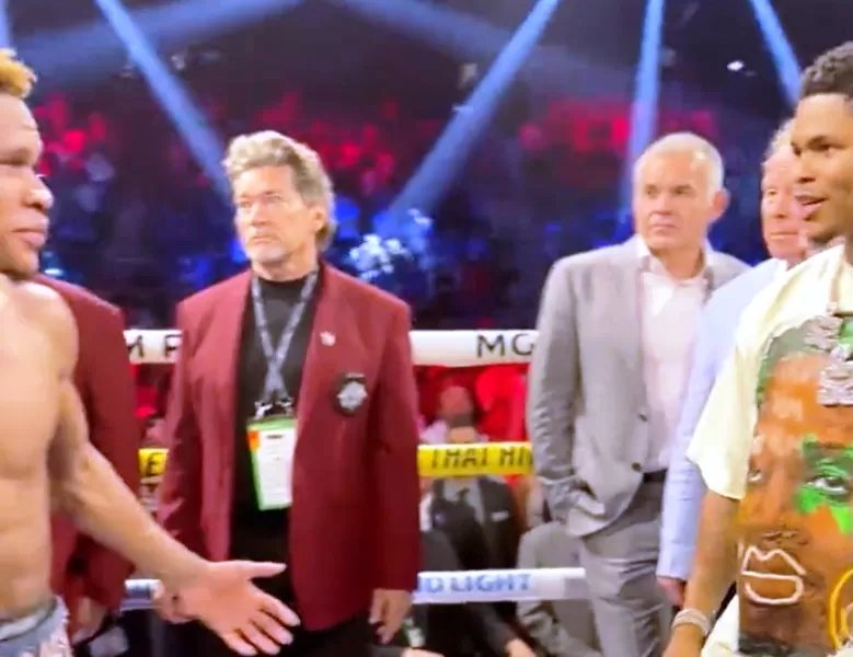 Devin Haney adu mulut dengan Shakur Stevenson di atas ring usai kalahkan Lomachenko. (Foto: Top Rank)