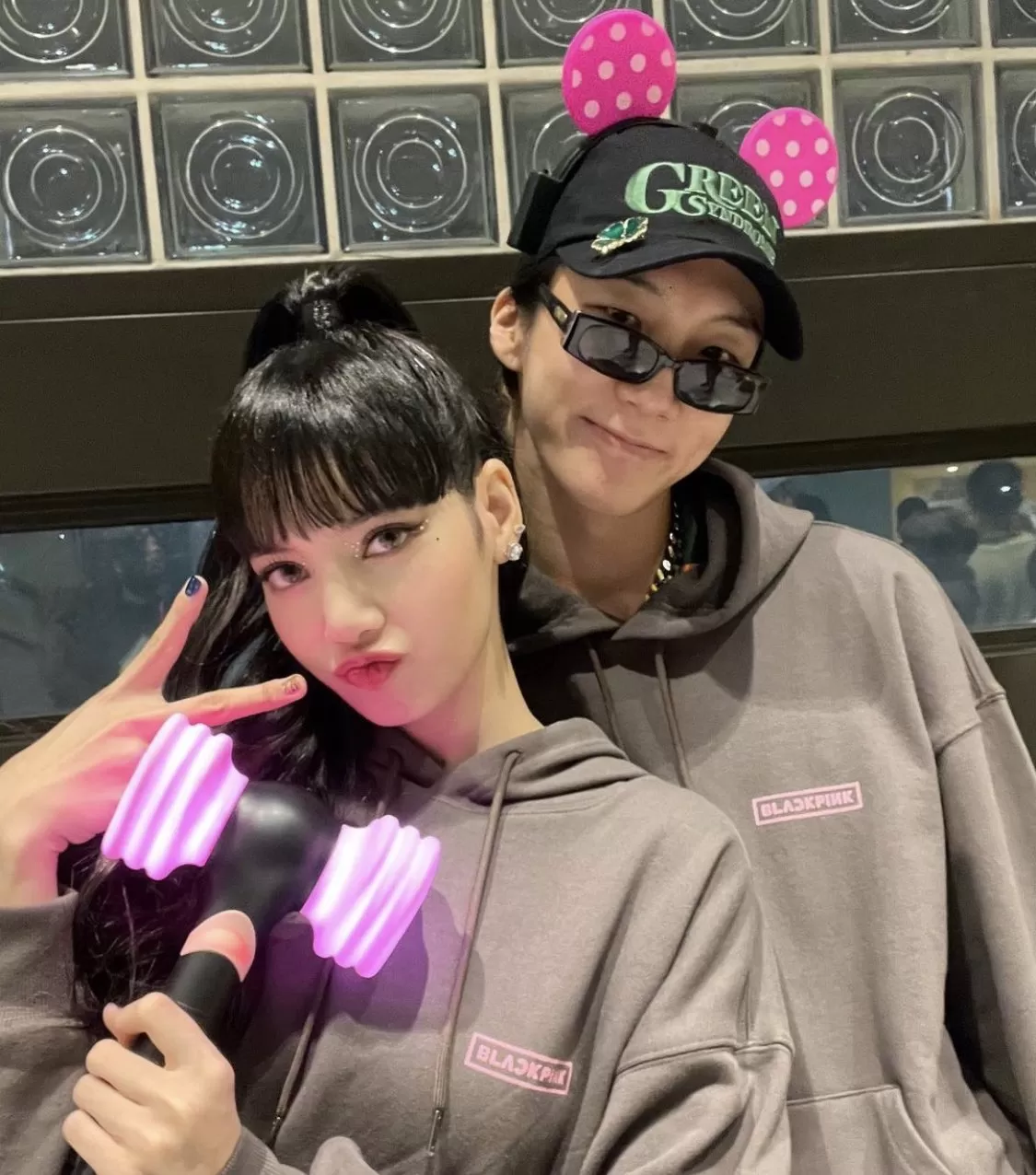 Lee Seung Hoon WINNER utang Rp22 miliar ke Lisa BLACLPINK. (Twitter/@theseoulstory)