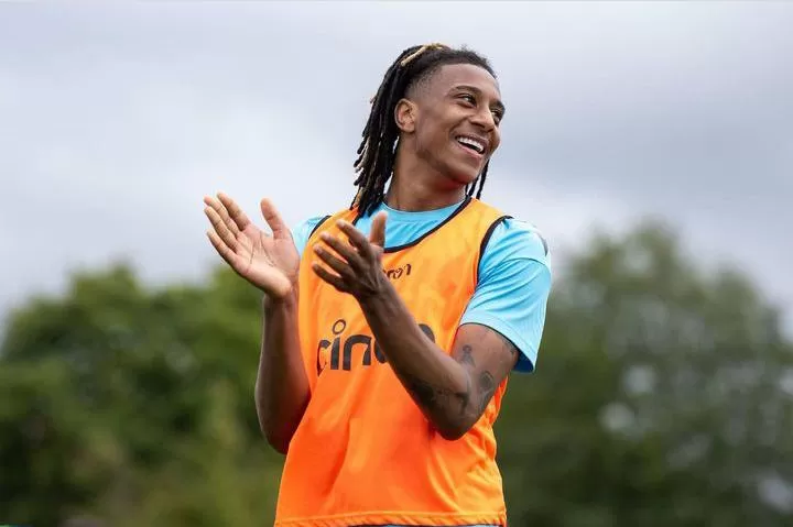 Michael Olise dipersiapkan PSG untuk menggantikan Lionel Messi (sumber: instagram official Michael Olise)