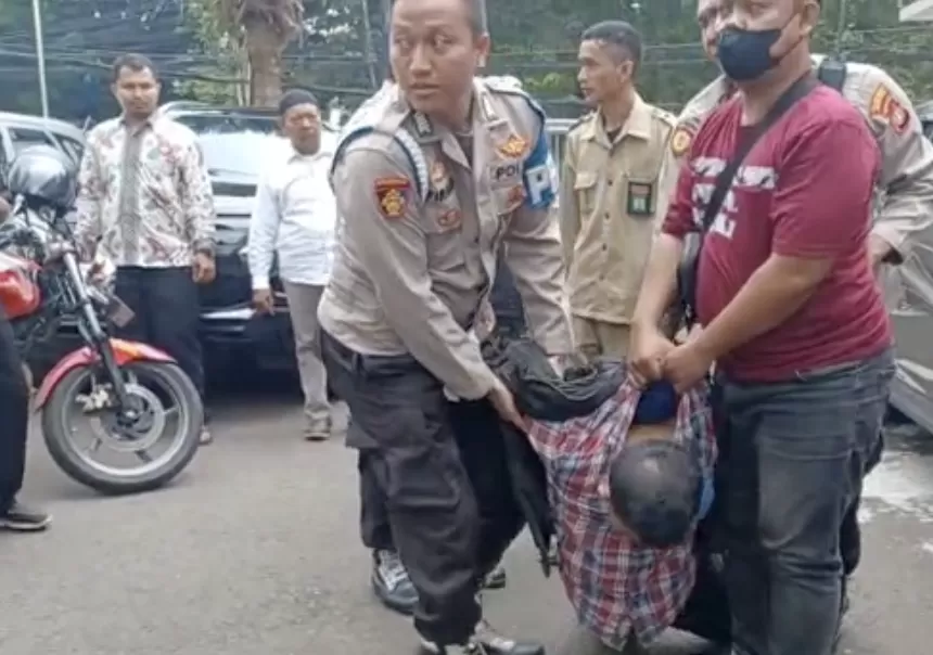 Diduga Mustofa, pelaku penembakan di kantor MUI saat diamankan polisi.