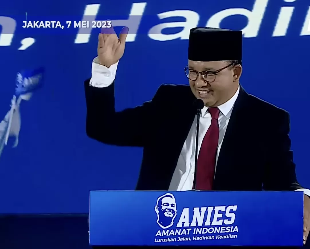Anies Baswedan, menggemparkan semangat seluruh relawan dalam pidato politik saat deklarasi dan pengukuhan relawan Amanat Indonesia (ANIES) di Tennis Indor Senayan pada Minggu, 7 Mei 2023.