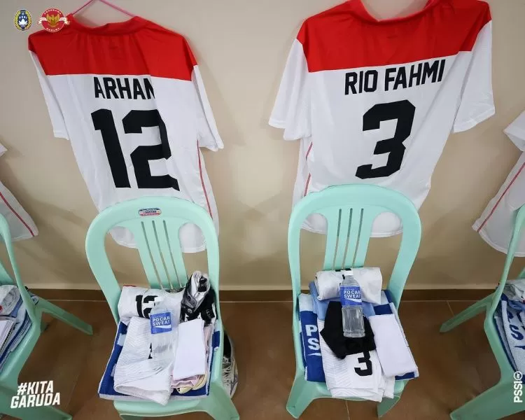 Foto-foto fasilitas SEA Games 2023 Kamboja yang di bawah standar, salah satunya di ruang ganti pemain cabang sepak bola menggunakan bangku plastik dan hanger biasa untuk jersey. (Foto: PSSI)