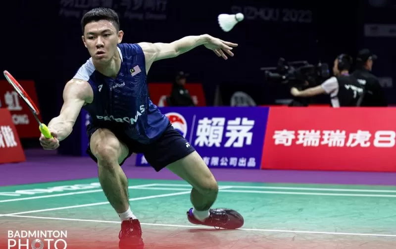 Viktor Axelsen cedera saat hadapi Lee Zii Jia, membuat Malaysia selangkah lagi ke semifinal Piala Sudirman 2023. (Foto: BAM-Badminton Photo)