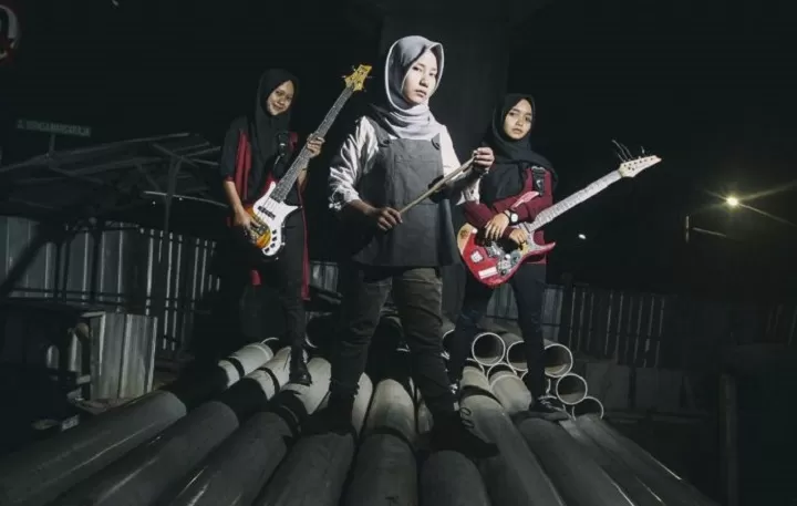 Trio rock asal Garut, Jabar, Indonesia, yakni Voice Of Baceprot beranggotakan tiga perempuan berhijab yang awalnya meng-cover lagu-lagu metal dari band ternama dunia. Foto: Voice of Baceprot official Facebook