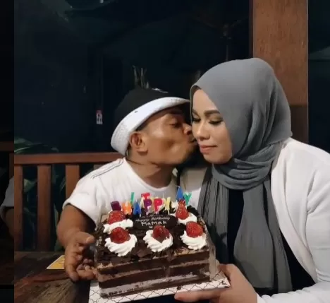Ucok Baba dan Rina Angelina blak-blakan cerita posisi seks favorit. (Instagram/ucokk.baba)