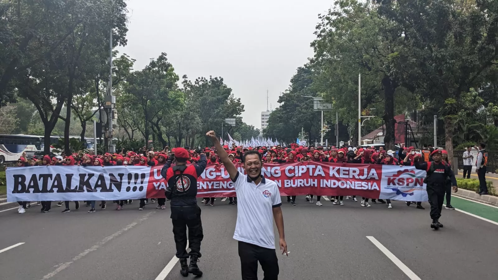 Konfederasi Serikat Pekerja Nusantara (KSPN) menggelar aksi di Istana Merdeka pada pemperingati Hari Buruh Internasional atau May Day pada Senin, 1 Mei 2023.