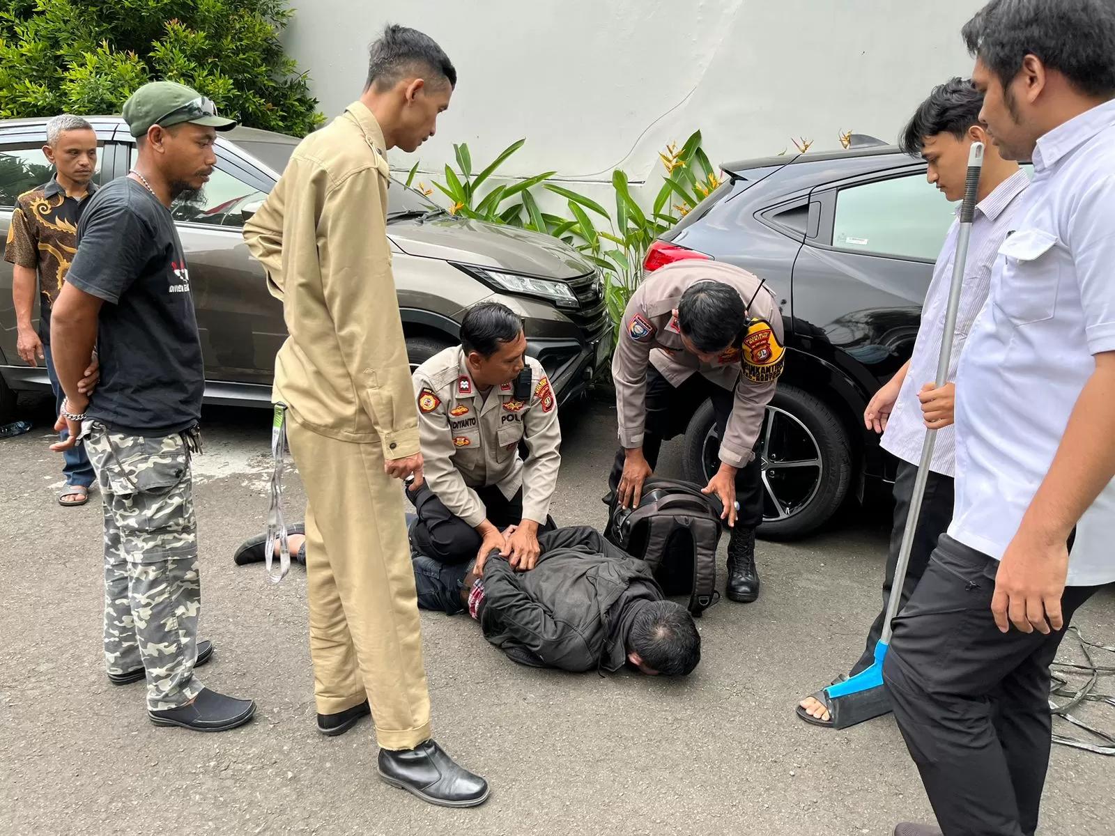 Diduga Mustofa, pelaku penembakan di kantor MUI saat diamankan polisi.