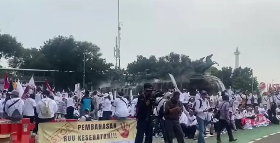 Demo nakes dan apoteker di Patung Kuda, Jakarta Pusat (tangkapan layar)