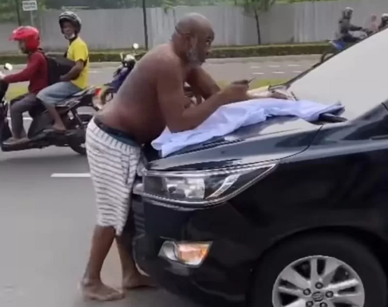 Viral WNA adang mobil telanjang dada di Tangerang (Dok tangkapan layar) 