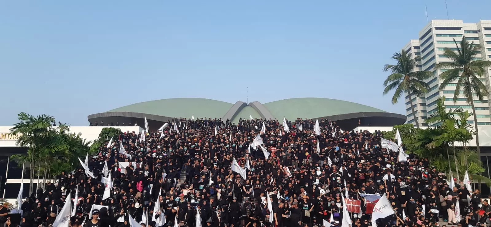 25 Tahun Reformasi dan Napak Tilas Penguasaan Gedung DPR  