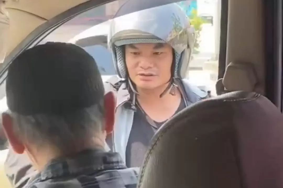 Video viral pria tua sopir mobil diperas pemotor modus tabrakan ternyata tidak benar, ini faktanya (Dok tangkapan layar)