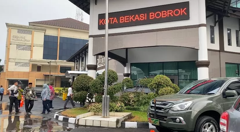 Running text yang ada pada videotron di Asrama Haji Kota Bekasi dan RSUD Bantargebang, Kota Bekasi, diretas dan tertulis pesan 'Plt Walkot Bekasi Bobrok!!!’.  