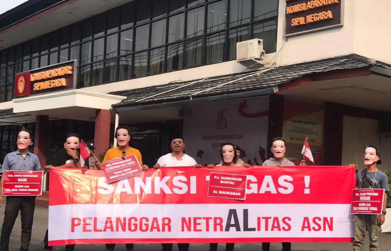 Kelompok Masyarakat yang tergabung dalam Jaringan Nurani Rakyat (Janur) Banten menggelar aksi terkait dugaan pelanggaran kode etik ASN oleh Pj. Gubernur Banten Al Muktabar.