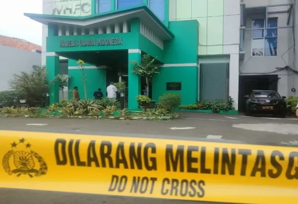 Polisi melakukan olah tempat kejadian perkara (TKP) penemkana di Kantor Majelis Ulama Indonesia (MUI) Pusat di Jakarta oleh terduga pelaku Mustofa NR, warga Lampung. Foto: ntmc polri