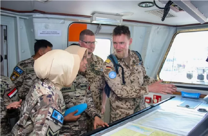 Tampak dua perwira Kowal yang ikut mengawaki KRI Frans Kaisiepo memberikan penjelasan kepada pimpinan MTF-UNIFIL. Foto: TNI
