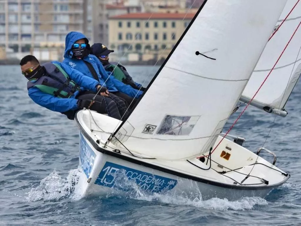 Tiga Taruna AAL yaitu Sermadatar Pranaditya Suud, Sermadatar Evan dan Sermadatar Sangia meraih prestasi Fair-Play Award di ajang International Sailing Week 2023 International Sailing Week 2023. Foto: TNI AL 