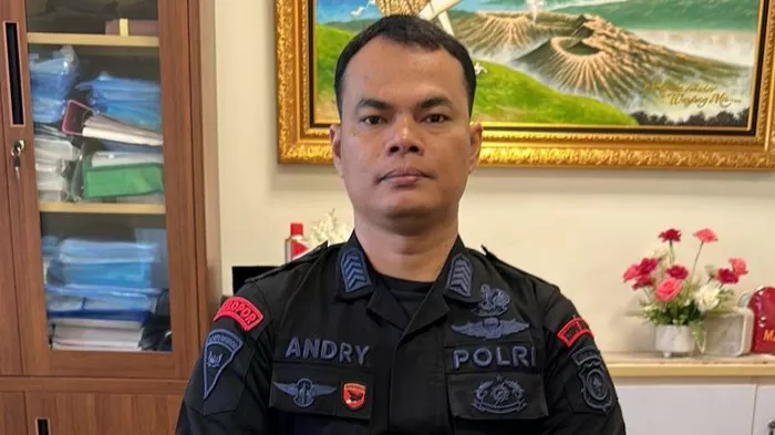 Bripka Andry Darma saat menyerahkan diri ke Polda Riau (Dok Propam Polda Riau)