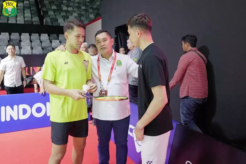 Fadil Imran menemui Fajar Alfian/Rian Ardianto sehari jelang Indonesia Open 2023. (Foto: PBSI)
