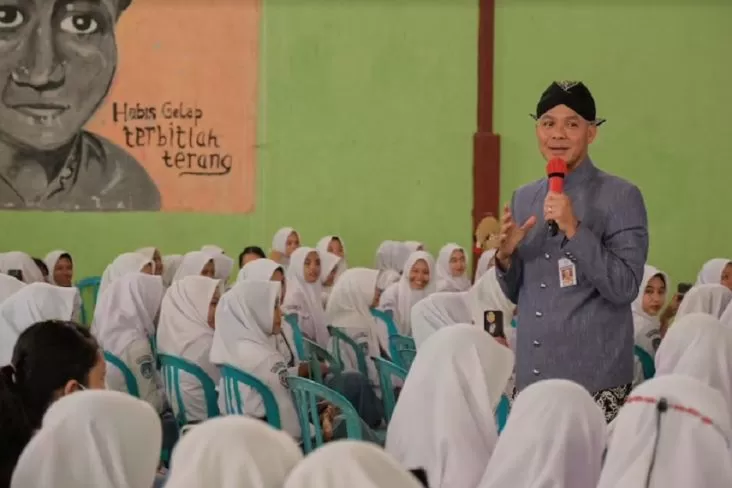 Ganjar Pranowo mendadak jadi guru di SMAN 1 Kradenan, Grobogan, Jawa Tengah (Dok Pemprov Jateng)