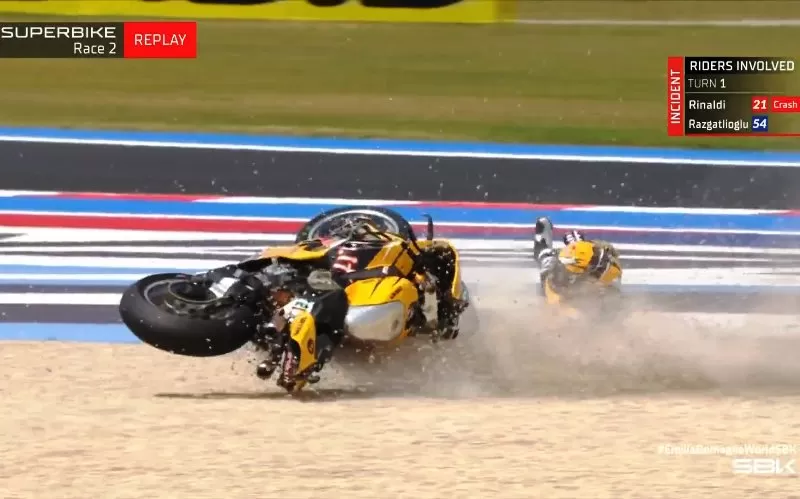Hasil Race 2 WSBK Misano 2023 menyajikan terjatuh dan gagal finisnya pembalap Ducati, Michael Ruben Rinaldi saat bertarung dengan Toprak Razgatlioglu. (Foto: WorldSBK)