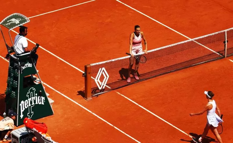 Hasil perempat final Prancis Terbuka 2023 memunculkan aroma perang Rusia-Ukraina saat Aryna Sabalenka menunggu Eliva Svitolina untuk bersalaman di depan net setelah laga. (Foto: Sudinfo)