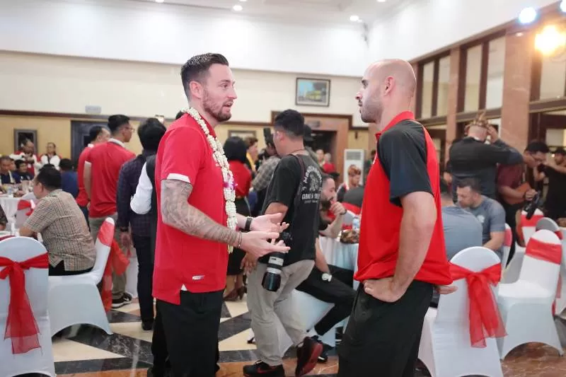 Jelang Indonesia Vs Palestina di FIFA matchday Rabu, 14 Juni 2023, kedua tim makan malam bareng ribuan orang. (Foto: PSSI)