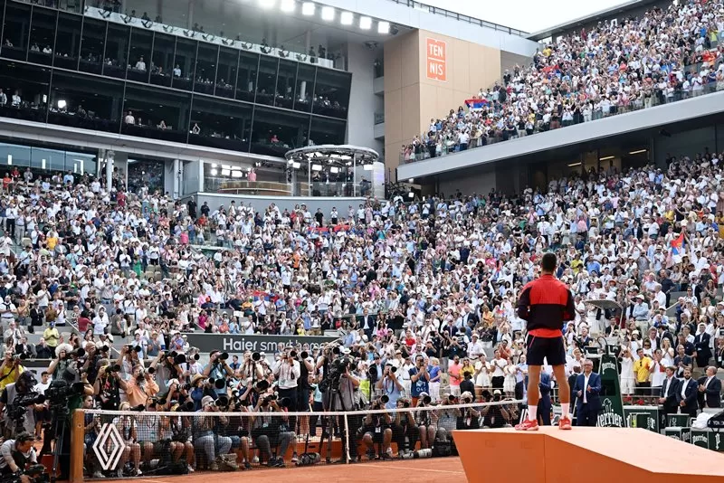 Novak Djokovic di sesi penyerahan trofi juara French Open 2023. (Foto: Roland Garros)
