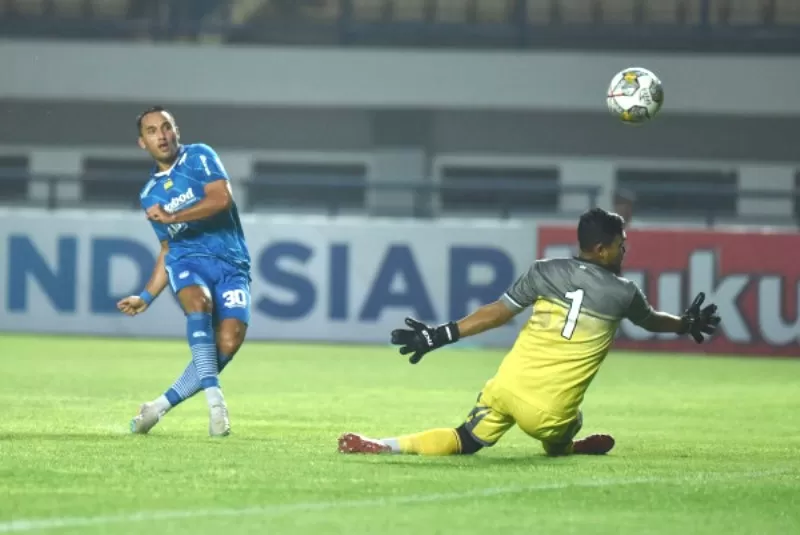 Persib kalahkan Dewa United dalam uji coba pramusim jelang bergulirnya Liga 1 2023-2024. Tapi Ezra Walian katakan rasa penyesalan. (Foto: Persib Bandung)