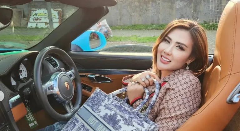 Rey Utami mendadak sultan. (Instagram/reyutami)