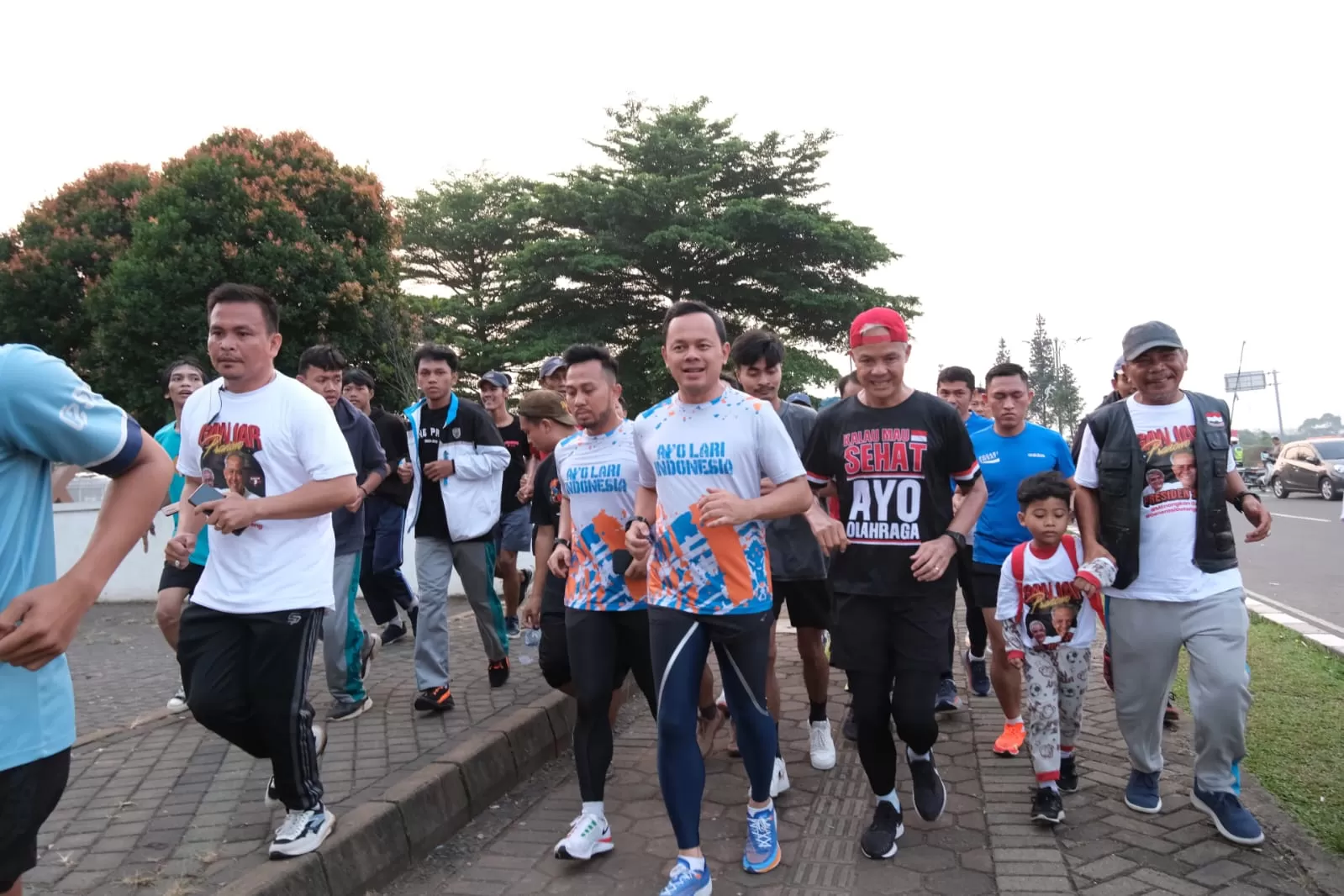 Bakal calon presiden (bacapres) 2024 dari PDIP Ganjar Pranowo menyapa warga di kawasan Stadion Pakansari, Cibinong, Bogor, Jawa Barat