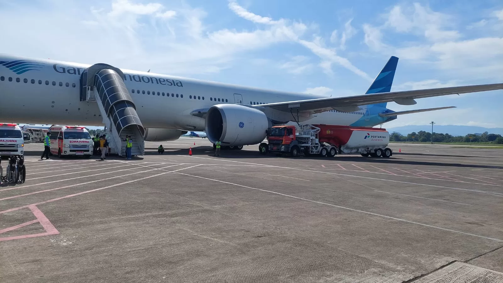 Jemaah haji Indonesia terlambat menuju Tanah Suci akibat perubahan jadwal maskapai Garuda Indonesia.