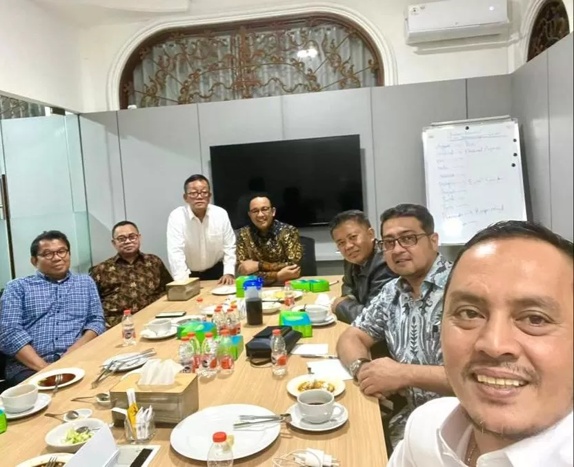 Anies Rasyid Baswedan mengumpulkan dan memimpin langsung rapat dengan Tim 8.