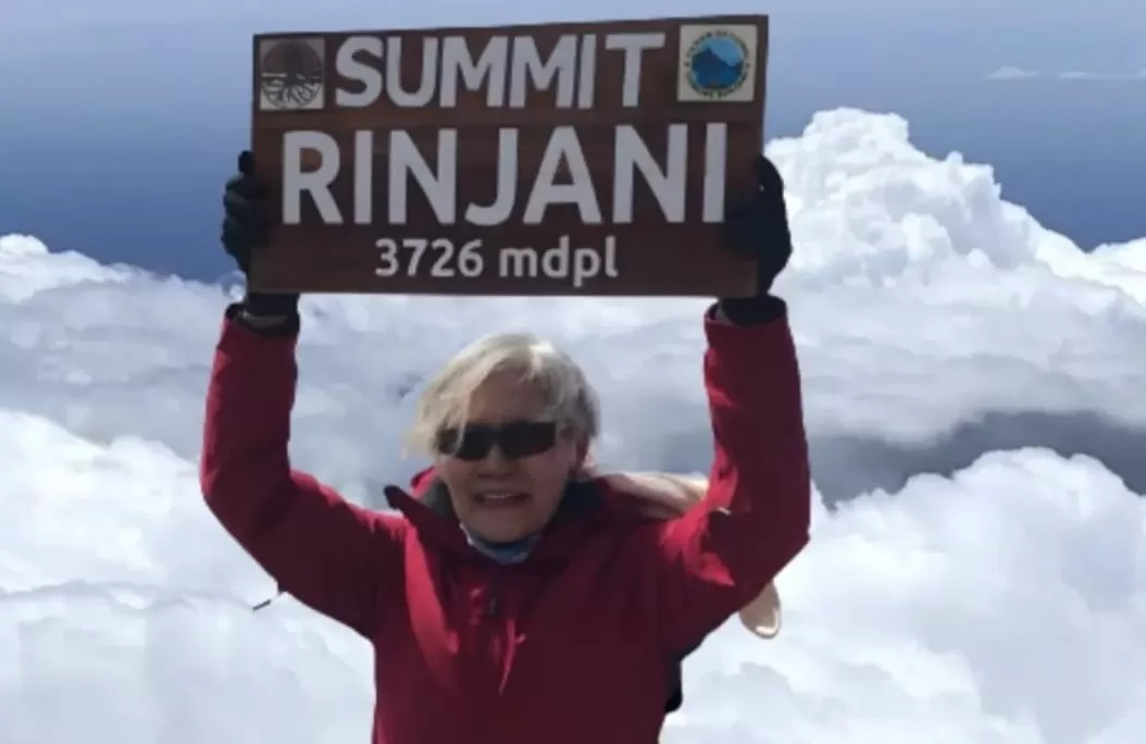 Anar Tiur Samosir, nenek berusia 71 tahun berhasil gapai puncak Gunung Rinjani (Dok Istimewa)