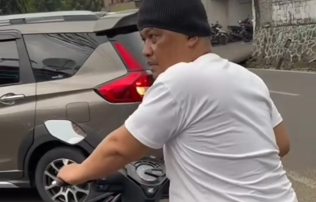 Pria ngaku polisi meroko sambil bawa motor, ditangkap dan disanksi tilang (tangkapan layar)