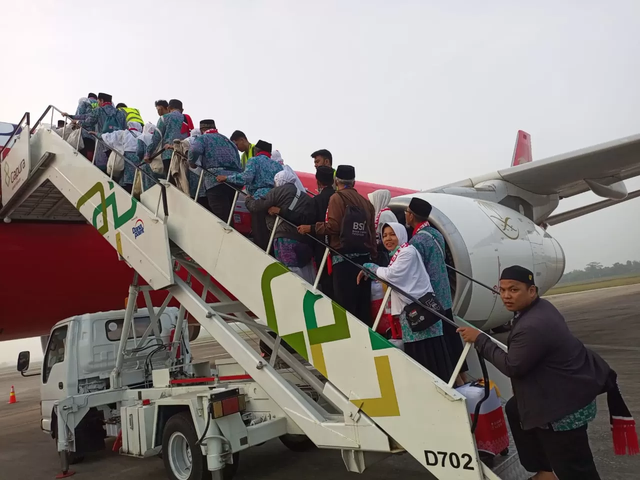 Jemaah haji Indonesia terlambat menuju Tanah Suci akibat perubahan jadwal maskapai Saudi Airlines.
