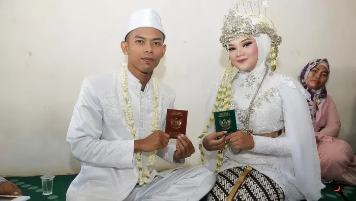 Anggi Anggraeni, dan Fahmi Husaeni saat akad nikah (Dok Pribadi)