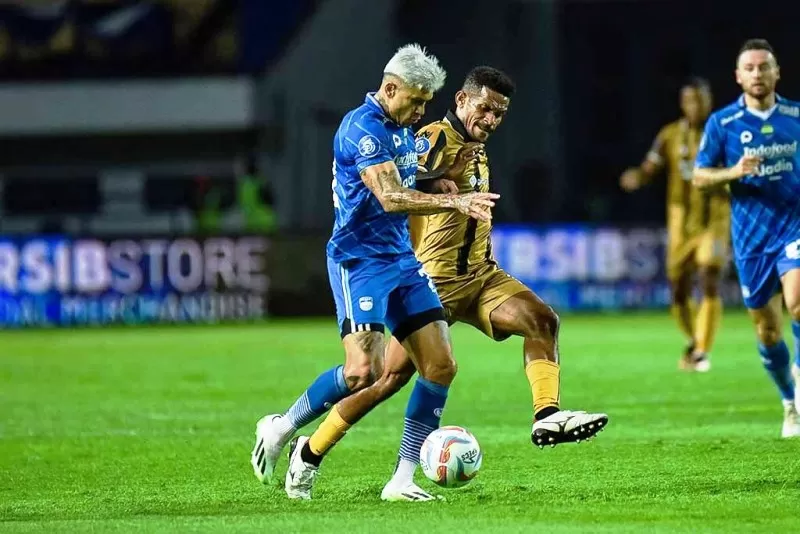 Duel Ciro Alves dengan Ricky Kambuaya dalam bentrok Persib Bandung Vs Dewa United di pekan ketiga Liga 1 2023/2024. (Foto: Persib Bandung)