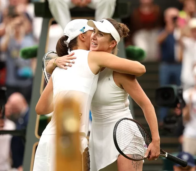 Hasil Wimbledon 2023 hari 9 tunggal putri. Elina Svitolina memeluk Iga Swiatek seusai laga perempat final. (Foto: WTA)