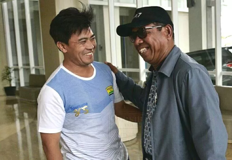 Emral Abus -bertopi- jadi pelatih berikutnya yang mengundurkan diri di awal musim Liga 1 2023/2024? (Foto: Persib Bandung)