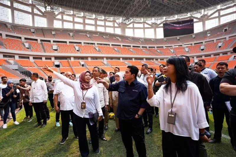 Erick Thohir saat meninjau JIS pada Selasa, 4 Juli 2023. (Foto: PSSI)
