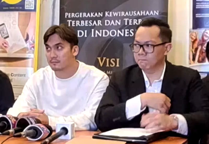 Rendy Kjaernett klarifikasi soal isu perselingkuhan dengan Syahnaz. (YouTube Seleb Cam)