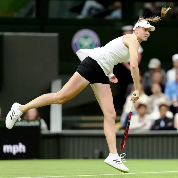 Hasil Wimbledon 2023 hari 2 menampilkan aksi juara bertahan tunggal putri, Elena Rybakina, yang memulai perjuangannya dengan gugup. (Foto: WTA)