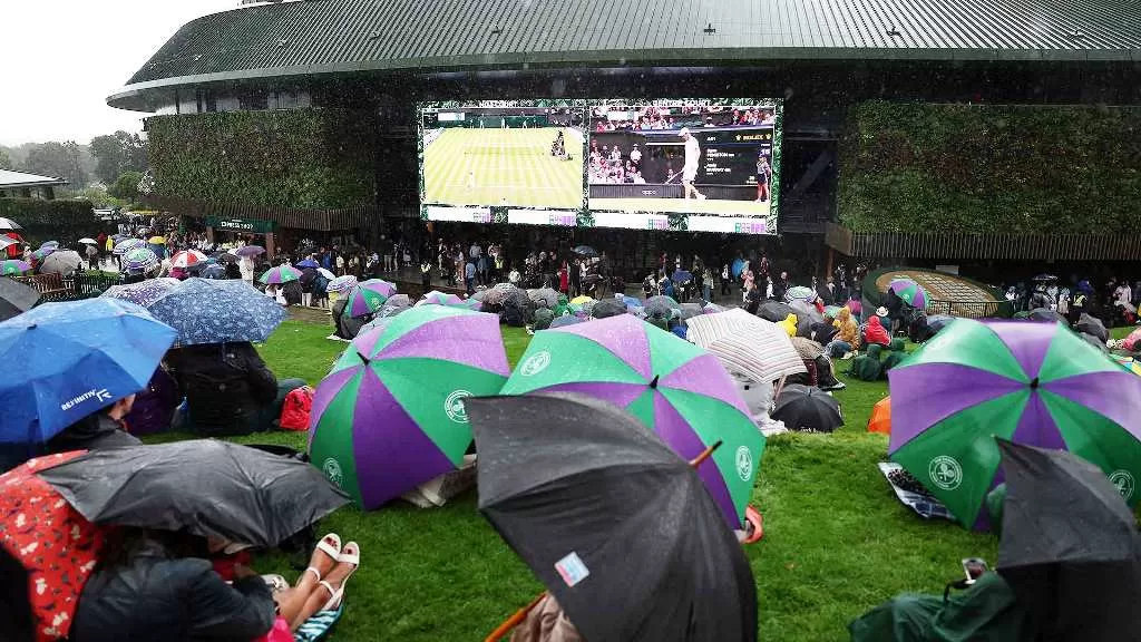 Hasil Wimbledon 2023 hari 2 menyajikan dampak guyuran hujan terhadap sebagian besar pertandingan. (Foto: ATP Tour)