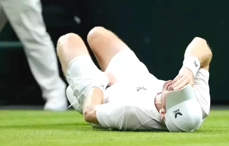 Hasil Wimbledon 2023 hari 4 salah satunya menyajikan Andy Murray tergelincir di set ketiga saat menghadapi Stefanos Tsitsipas. (Foto: Washington Times)